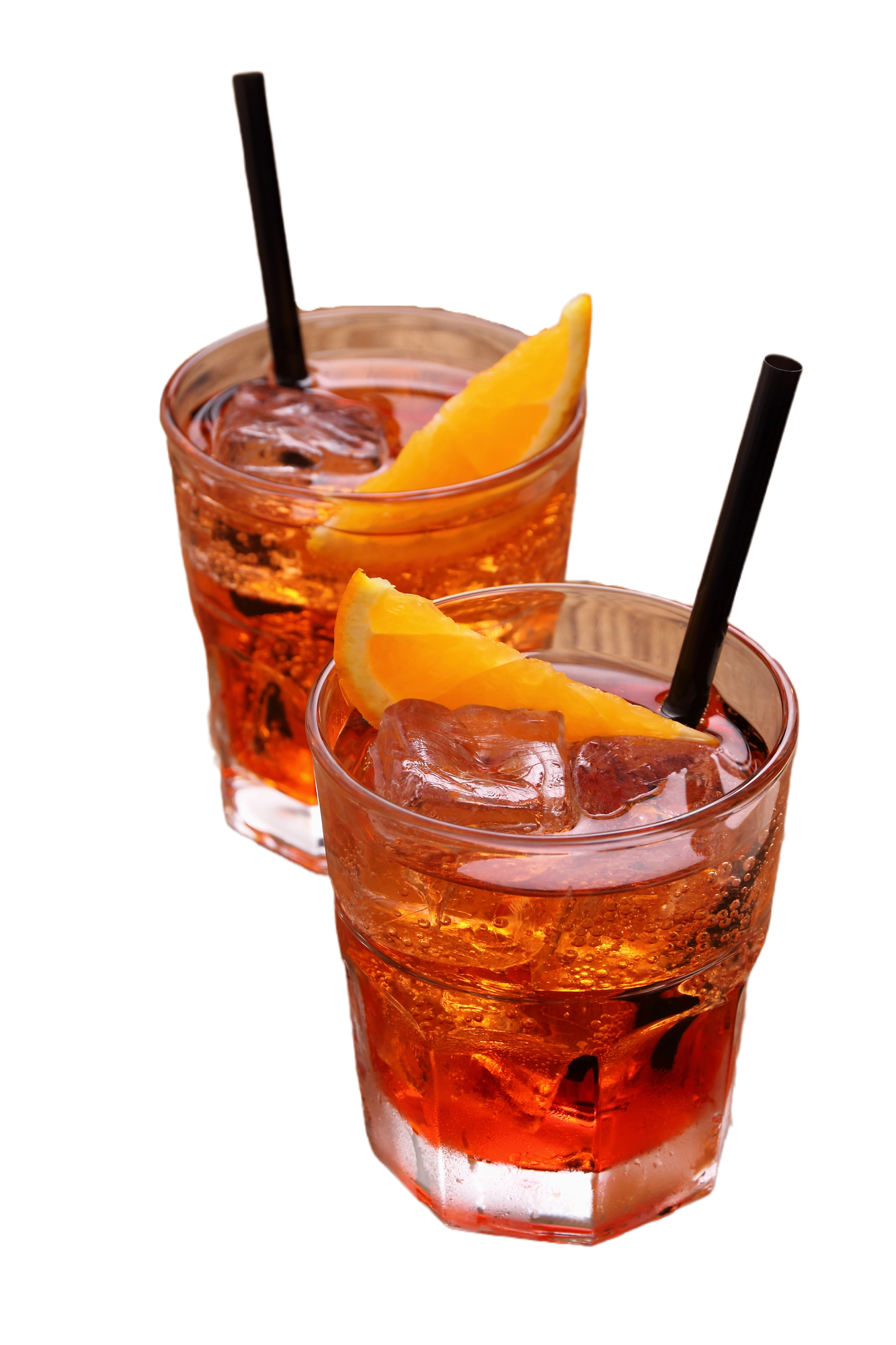Due cocktail Aperol Spritz con fette d'arancia e cannucce.