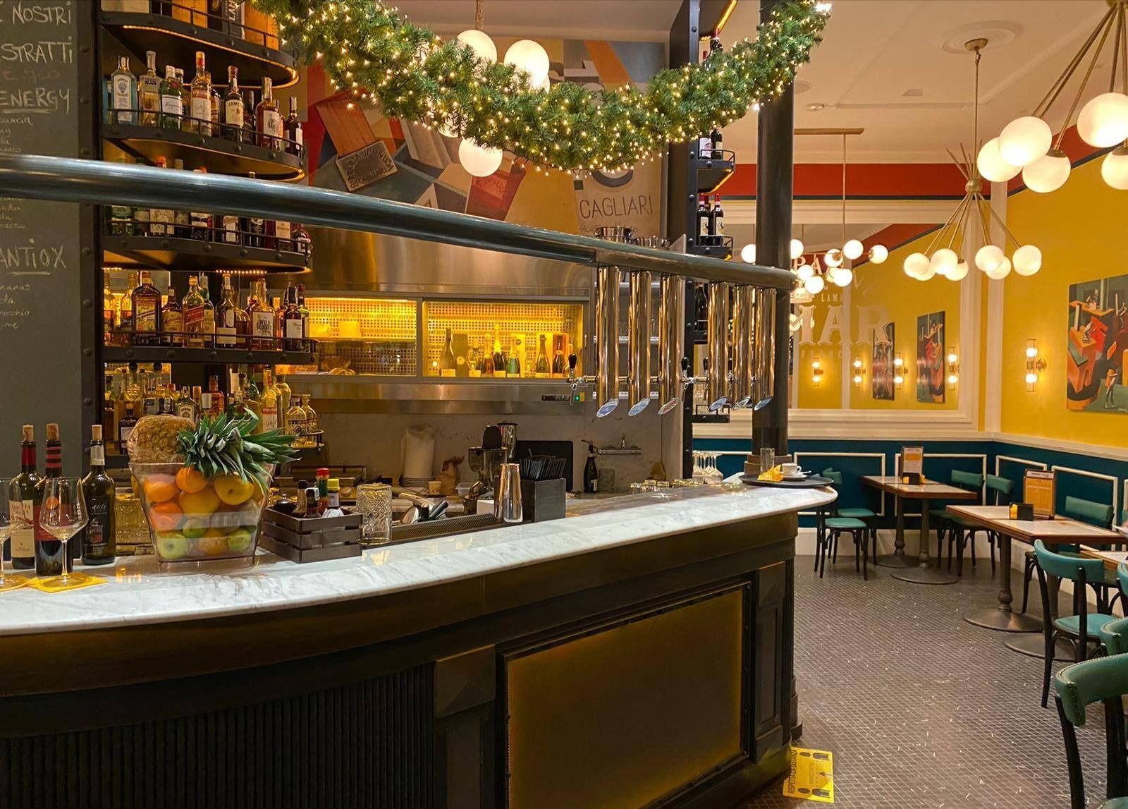 Una tazza di cappuccino su un piattino bianco, su uno sfondo giallo a forma di cuore.