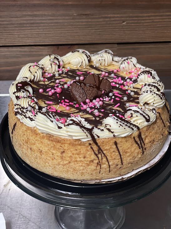 Vanilla cheesecake with cream cheese icing border.