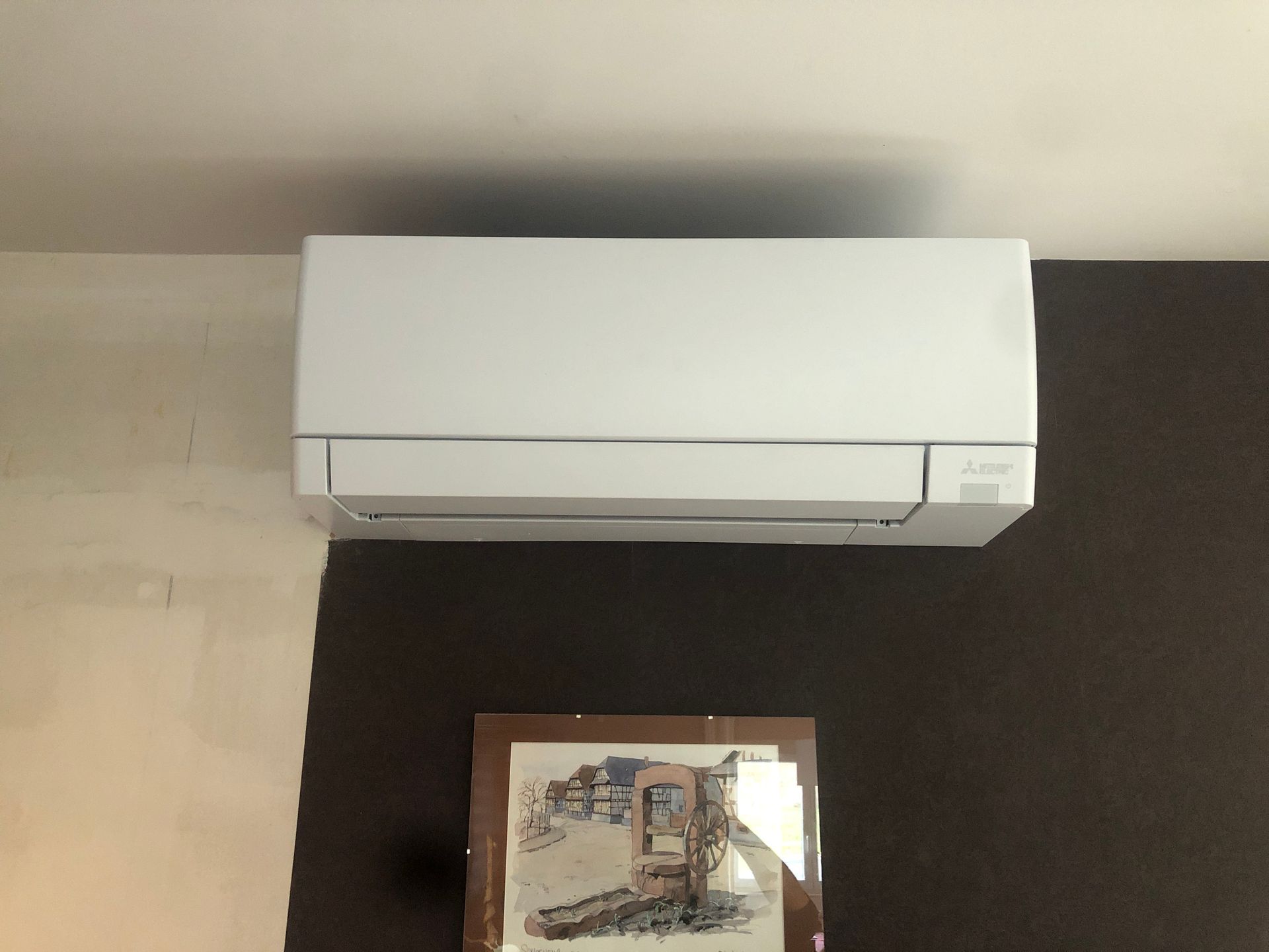 Un climatiseur blanc Mitsubishi installée par isodeco