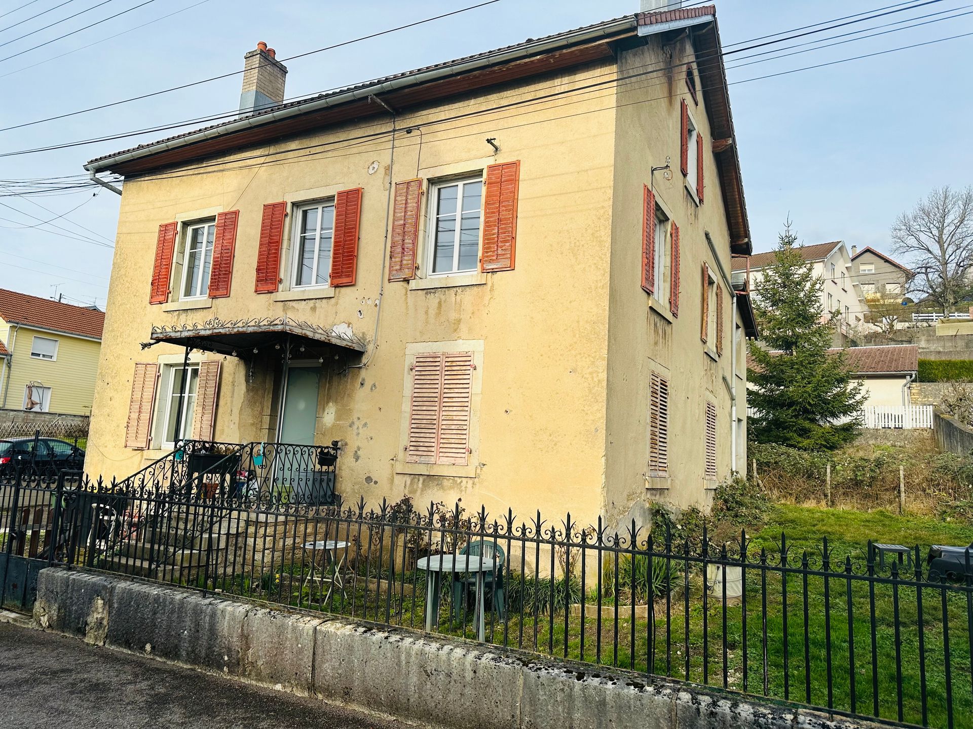 une maison passoire thermique à Seloncourt nécessitant d'important travaux de réhabilitation.