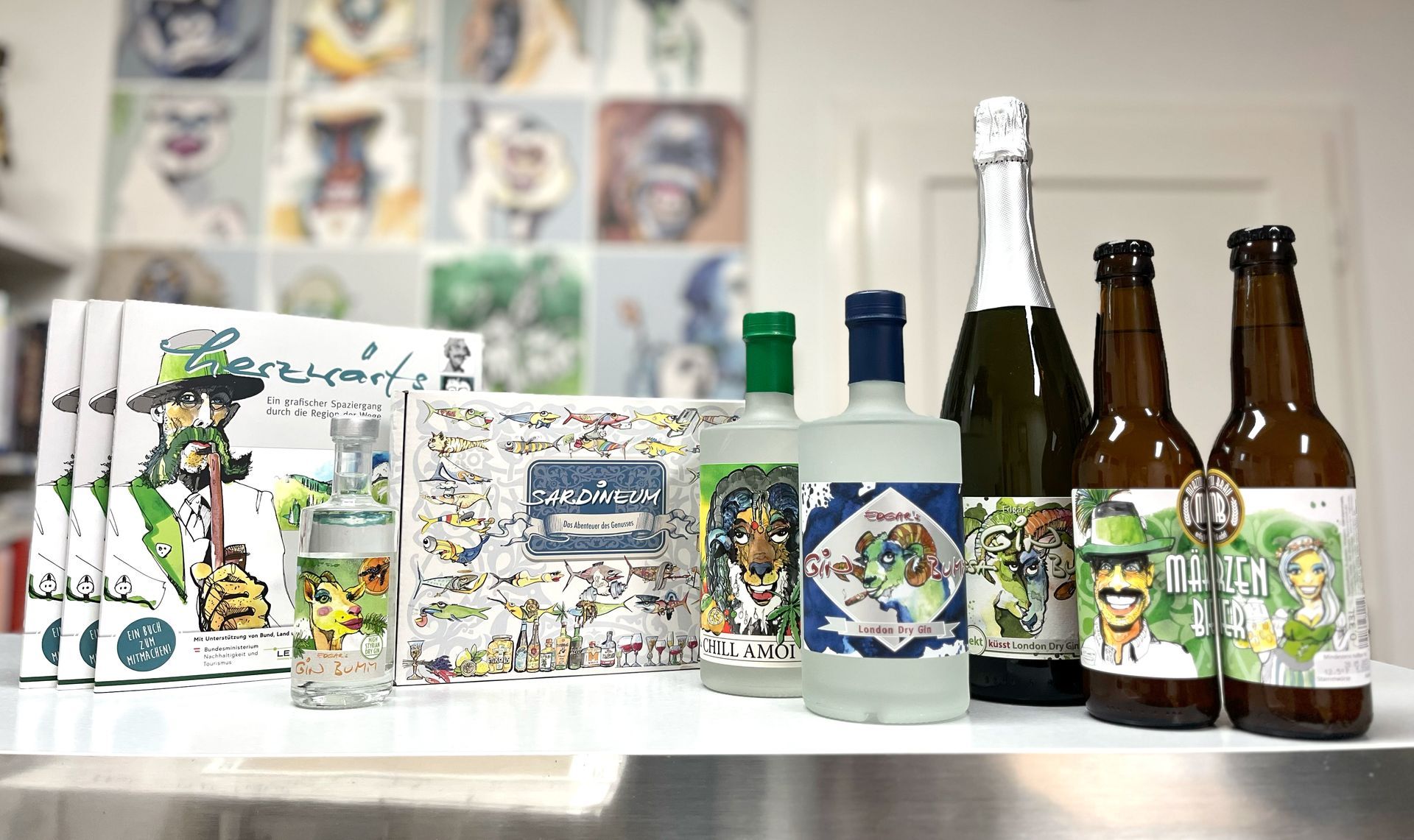 Illustration, Produktdesign, Mürztal, Kapfenberg, Steiermark, steirisch, Martin Cremsner, herzwärts, Miaztoi Bräu, Wernbacher Gin, Gin Bumm, Sardineum. Die Verpackungsgestaltung der Versandboxen des Sardineums in Bruck an der Mur wurde von Martin Cremsner durchgeführt.
Das Etikettendesign der Wernbacher Gins wurde von Martin Cremsner gestaltet.
Die Etiketten der Biere des Miaztoi Bräus wurden von Martin Cremsner gestaltet.