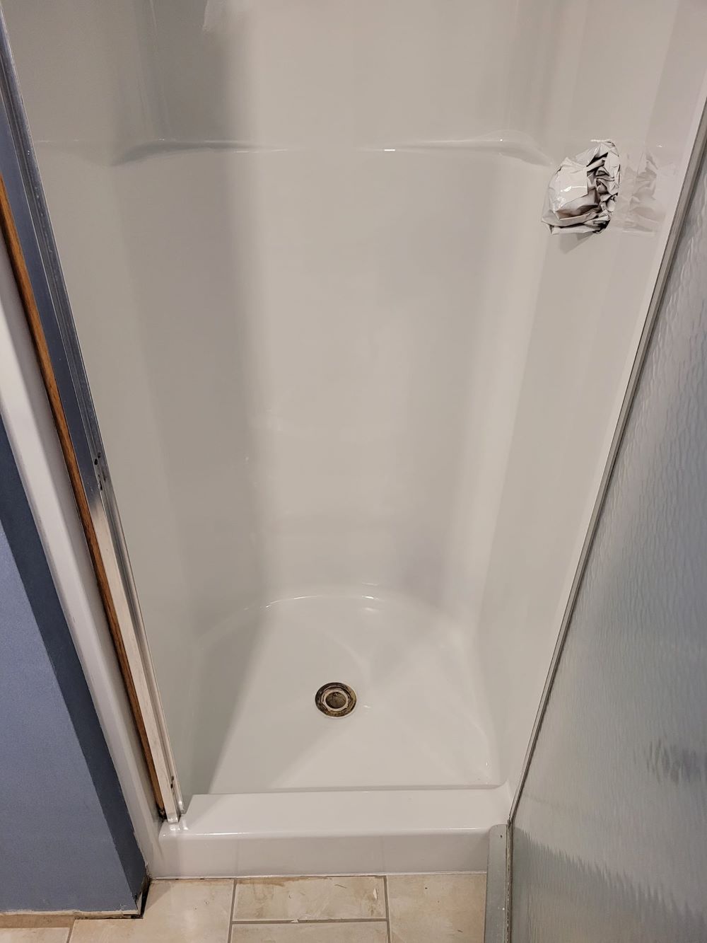 Image of a shower that got refinished by the guys of P&C Bathtub and Tile Refinishing. 