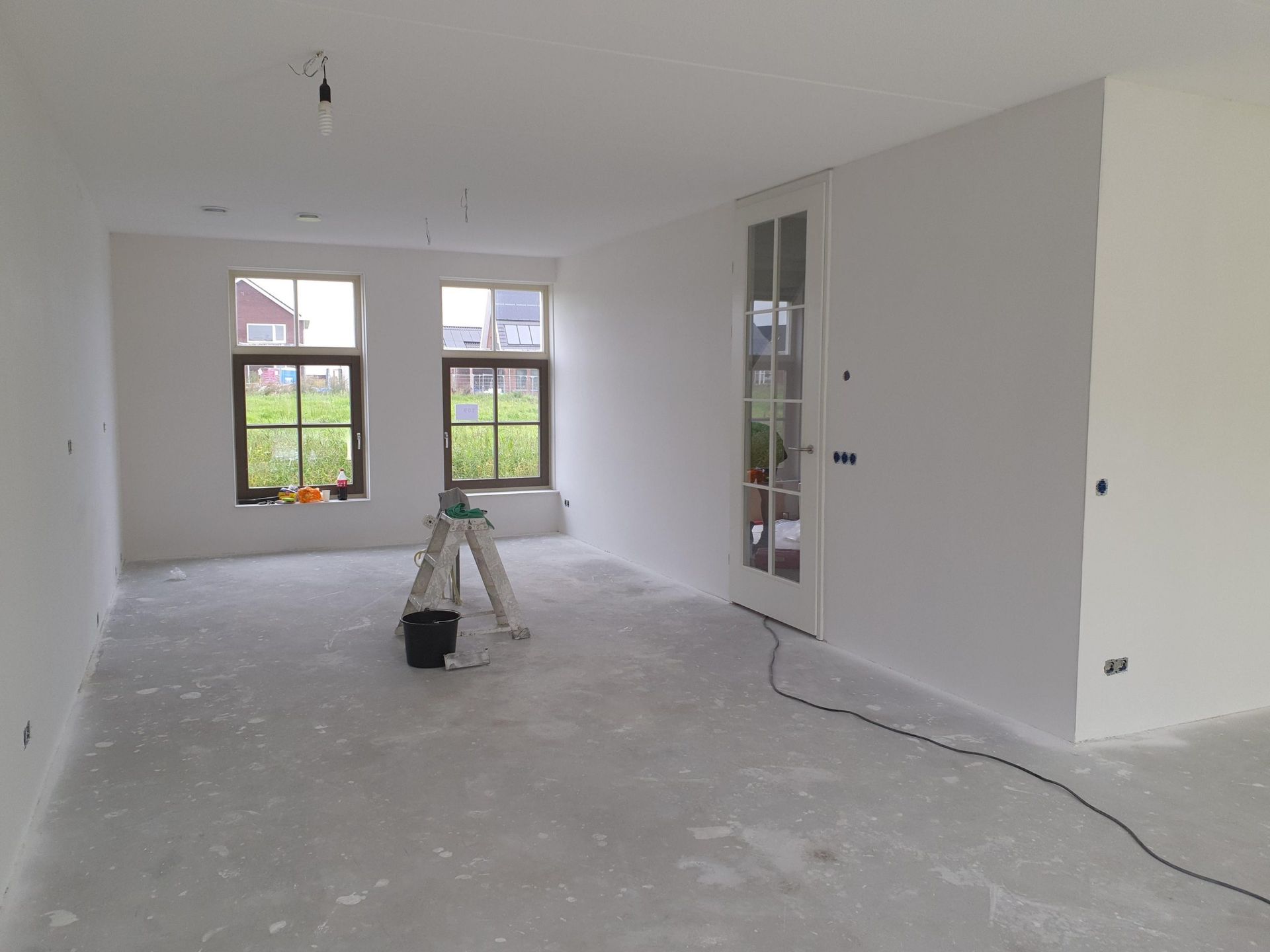 Uw nieuw gepleisterde wanden ook door ons laten spuiten op de door uw gekozen kleur?  kijk dan verder   ▶