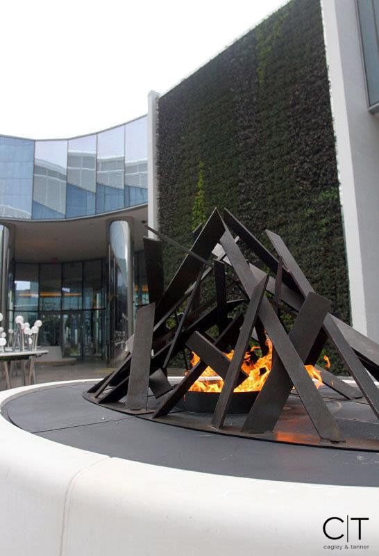 A sculpture in front of a building that says cit