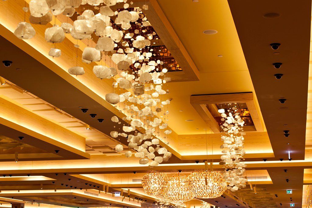 A large room with a lot of chandeliers hanging from the ceiling