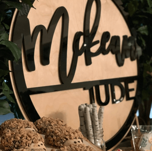 A sign that says ' maker tude ' on it