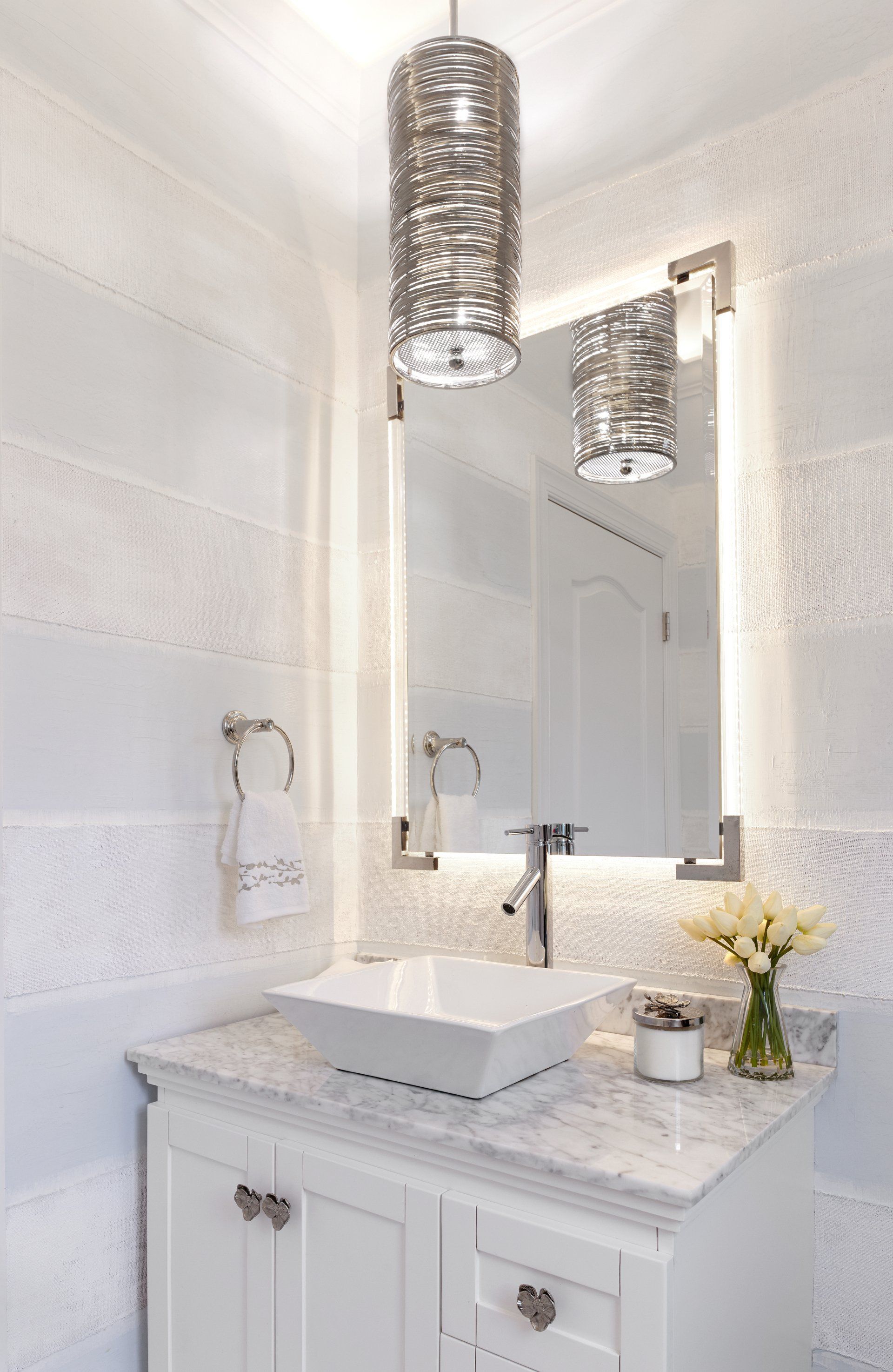 A bathroom with a sink and a mirror.