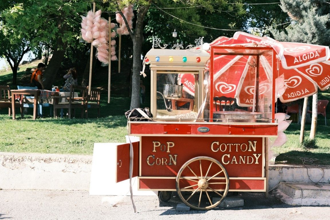 Antique-style popcorn machine: classic design, nostalgia-inducing, promises fresh, delicious popcorn.