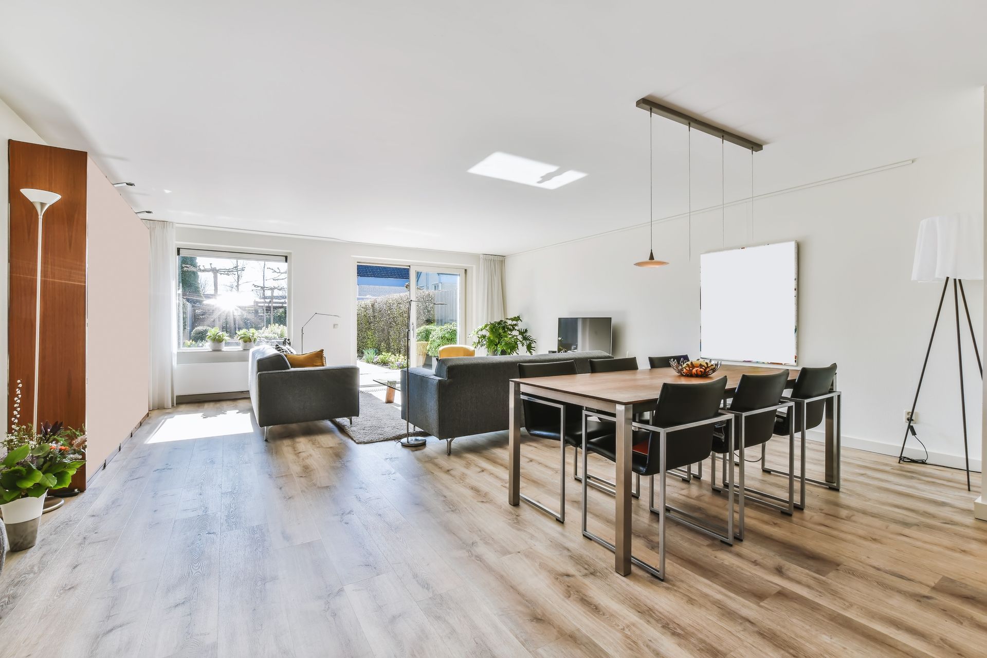 A living room with a table and chairs in it