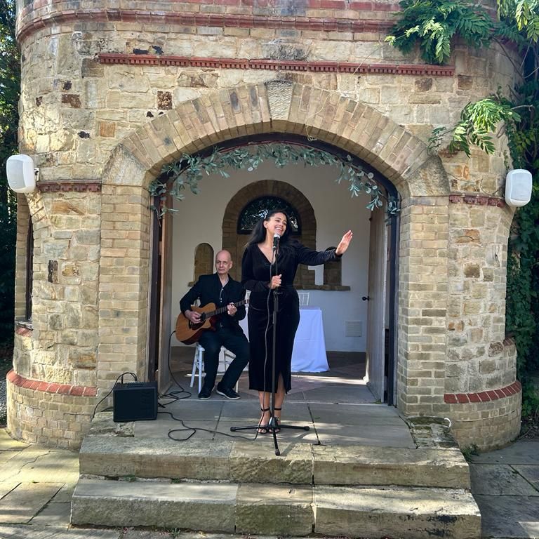 Abigail Scott performing live as a wedding singer at Ravenswood.