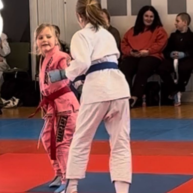 En grupp människor poserar för en bild på ett träningsläger.