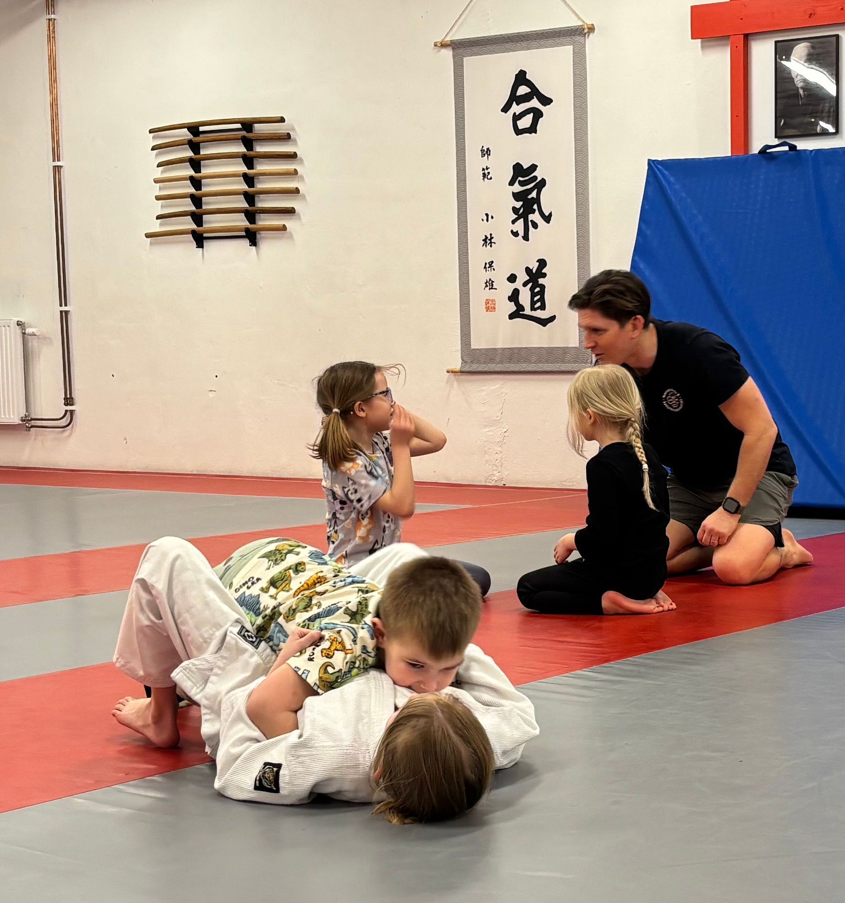 En grupp människor poserar för en bild på ett träningsläger.