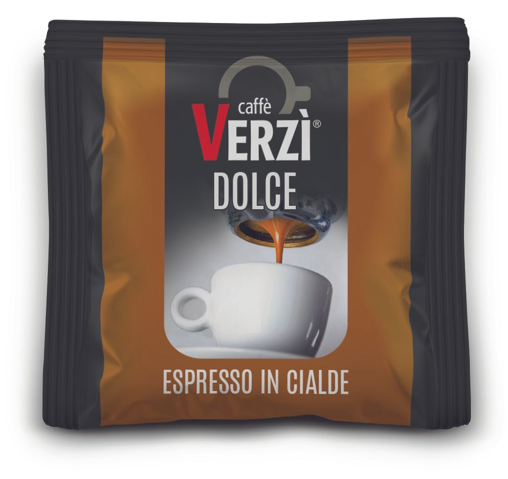 Cialda di caffè: Verzi Dolce Espresso, bustina con caffè versato in tazza. Colori marrone e nero.