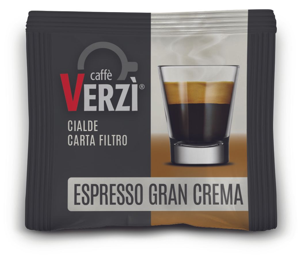 Confezione di cialde di caffè espresso Caffè Verzi con una tazzina di caffè in un bicchiere trasparente; per lo più di colore nero e marrone chiaro.
