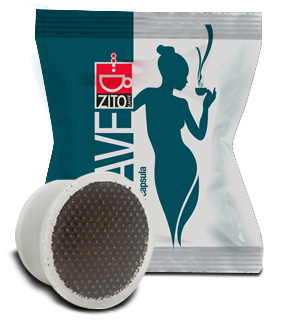 Confezione di capsule di caffè con la sagoma di una donna che tiene una tazza e una capsula sulla sinistra.