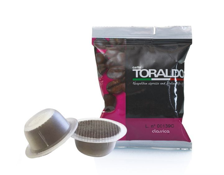 Capsule di caffè accanto a una confezione di espresso 