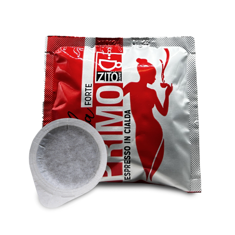 Cialda e bustina di caffè. Confezione rossa e argento con la sagoma di una donna.