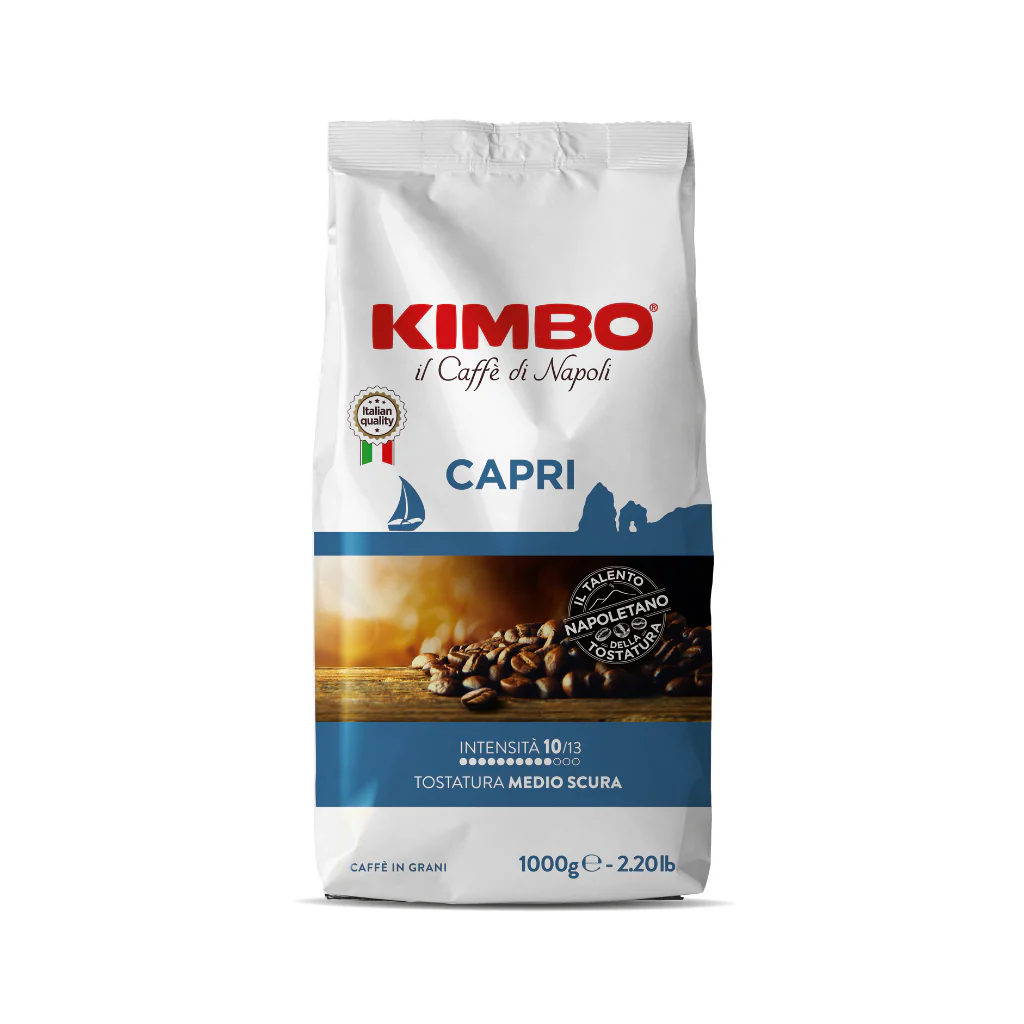 Sacchetto di chicchi di caffè Kimbo Capri, bianco con strisce blu e logo, che mostra i chicchi tostati.