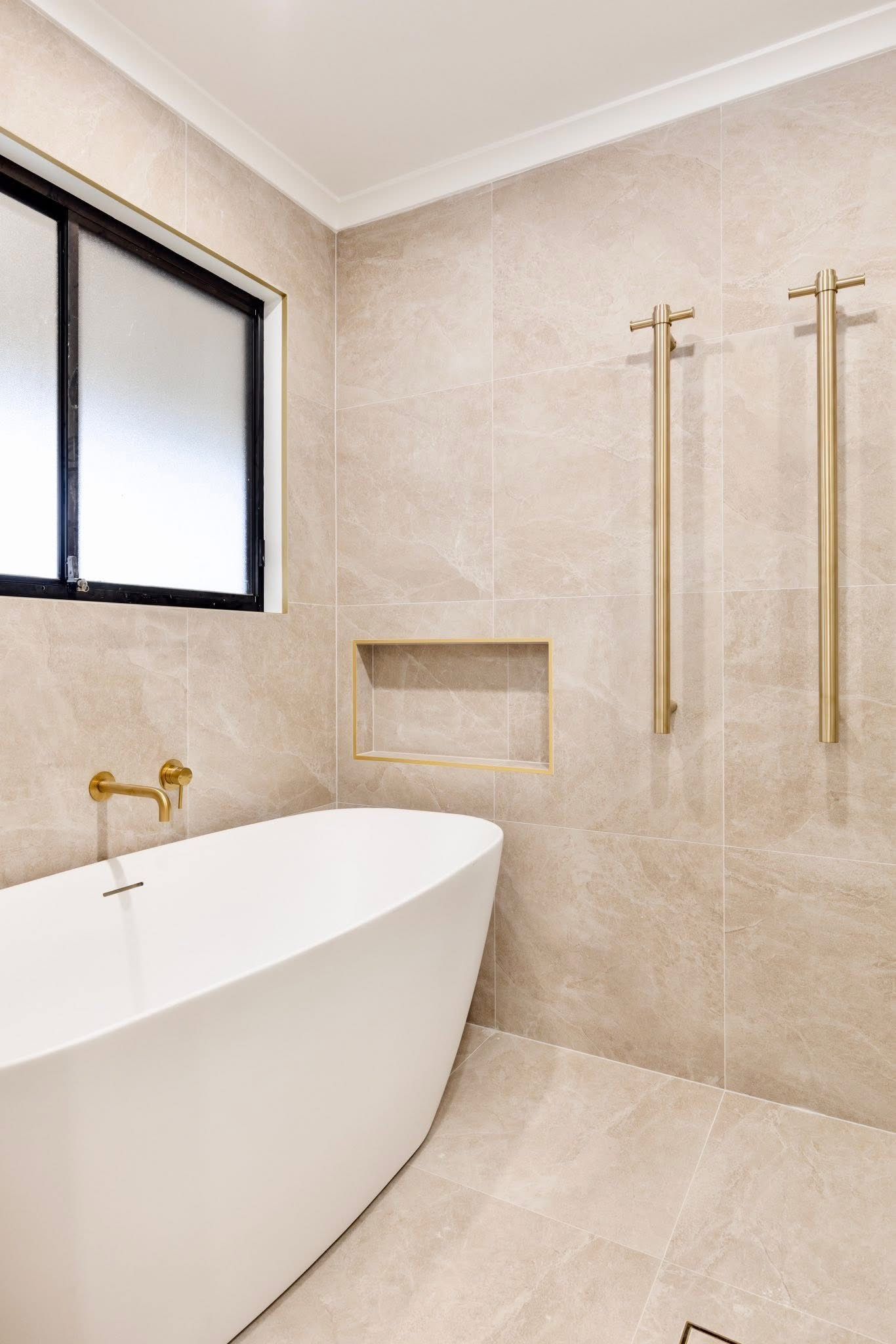 A bathroom with a tub , sink and mirror