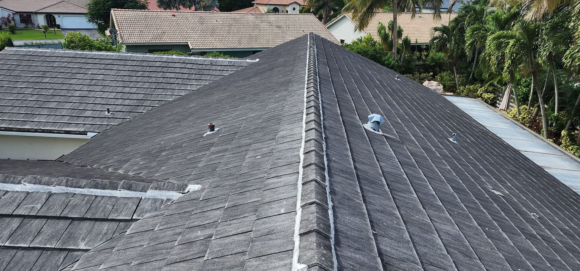 A before and after photo of a roof in Roseville