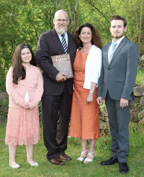 Pastor Kenneth C. Murphy im Kreise seiner Familie.