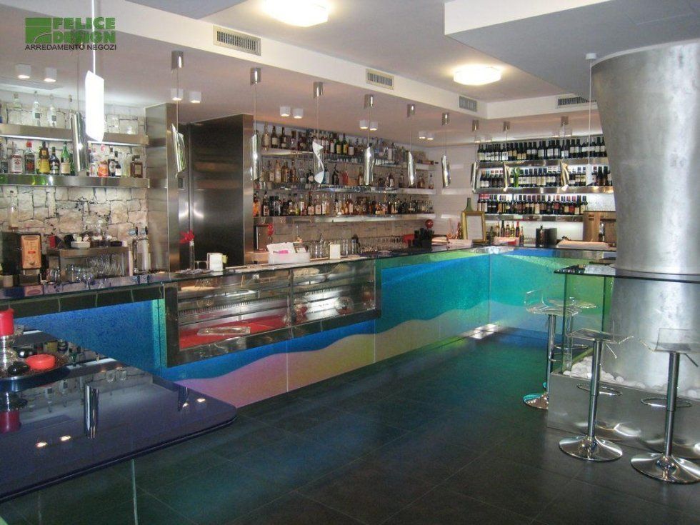 scaffali espositori per bar