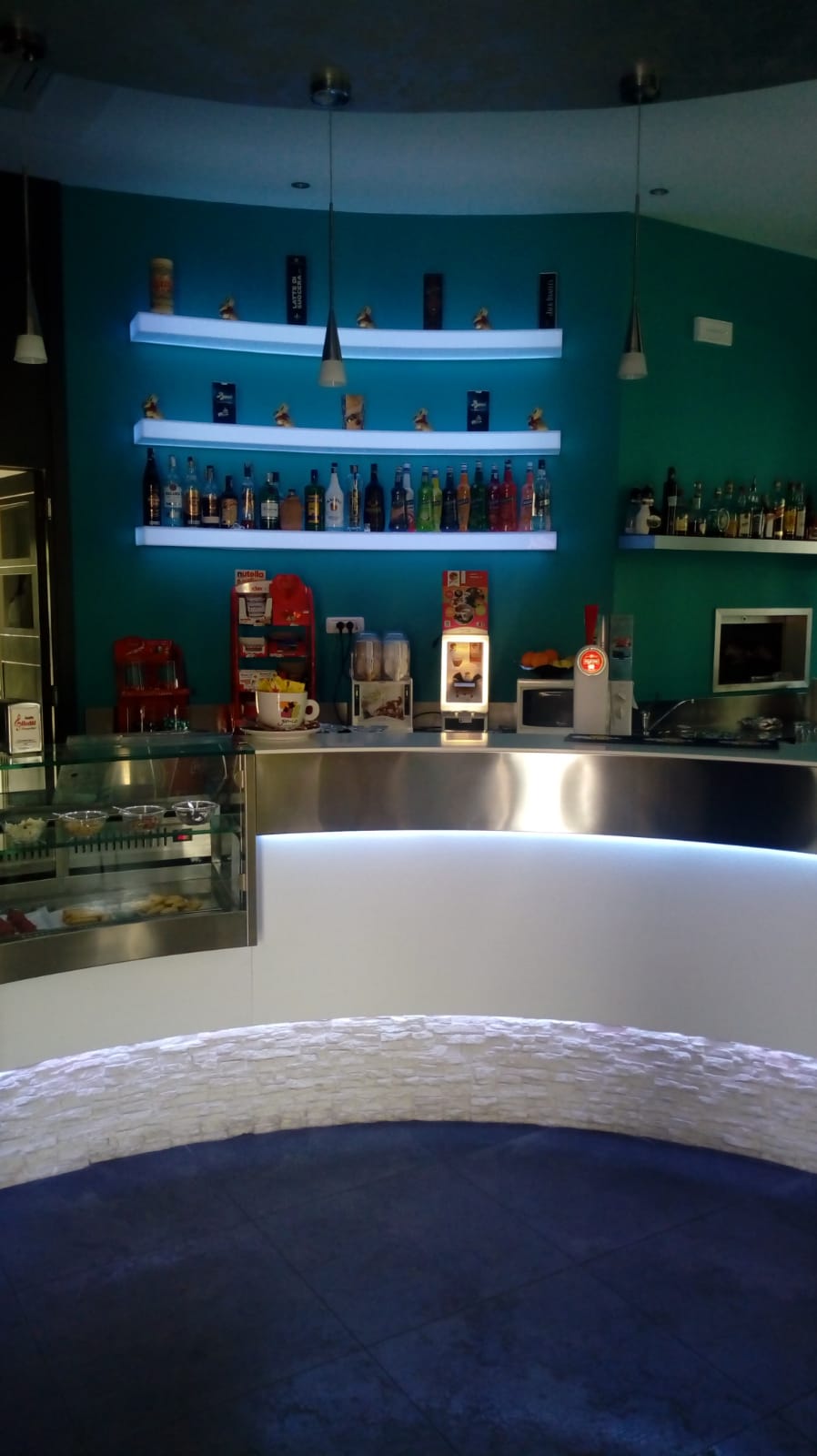 progettazione bancone bar e arredamento per bar e ristoranti a Roma