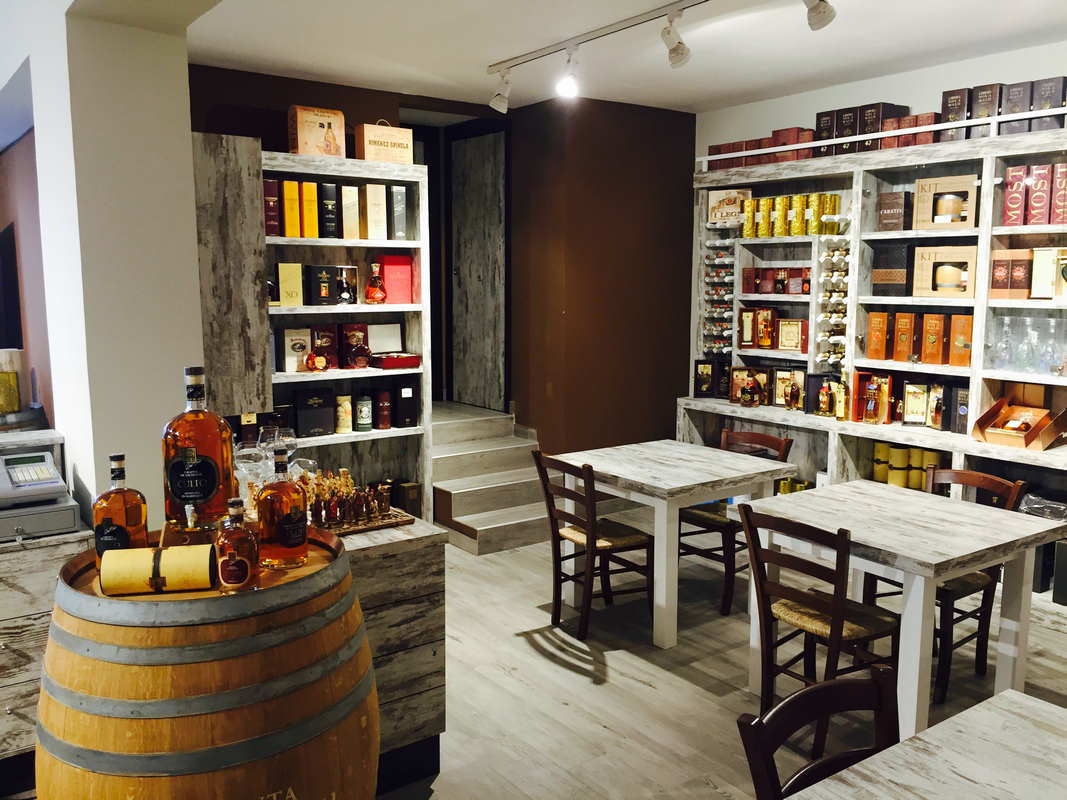 vendita di mobili per enoteca e arredamento per bar e ristoranti a Roma