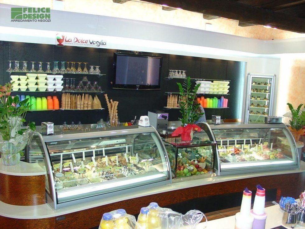 bancone con vetrina e arredamento per bar e ristoranti a Roma