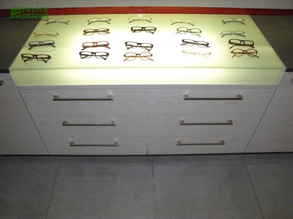 arredamento personalizzato per centro ottico