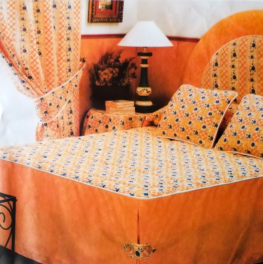 letto matrimoniale con tappezzeria arancione