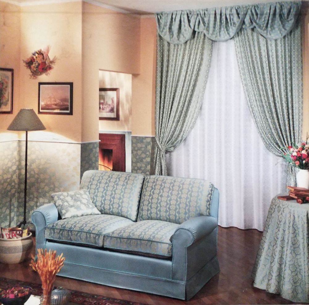 divano a due posti con rivestimento su misura