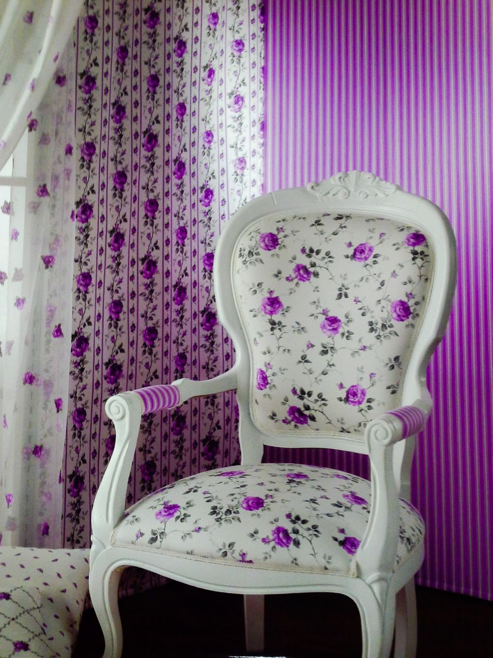 tenda e poltrona per camera da letto