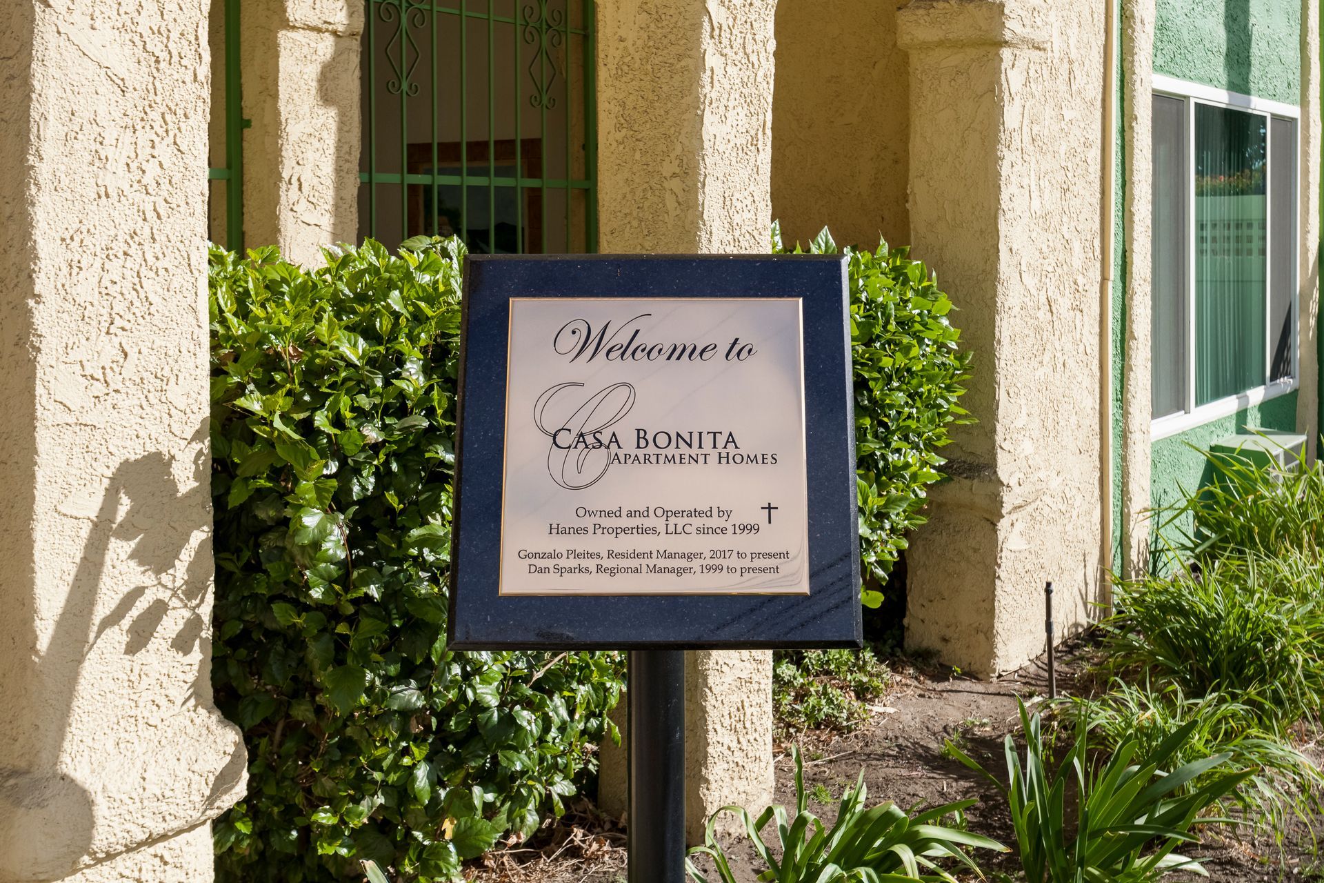 A sign in front of a building that says welcome to casa buena