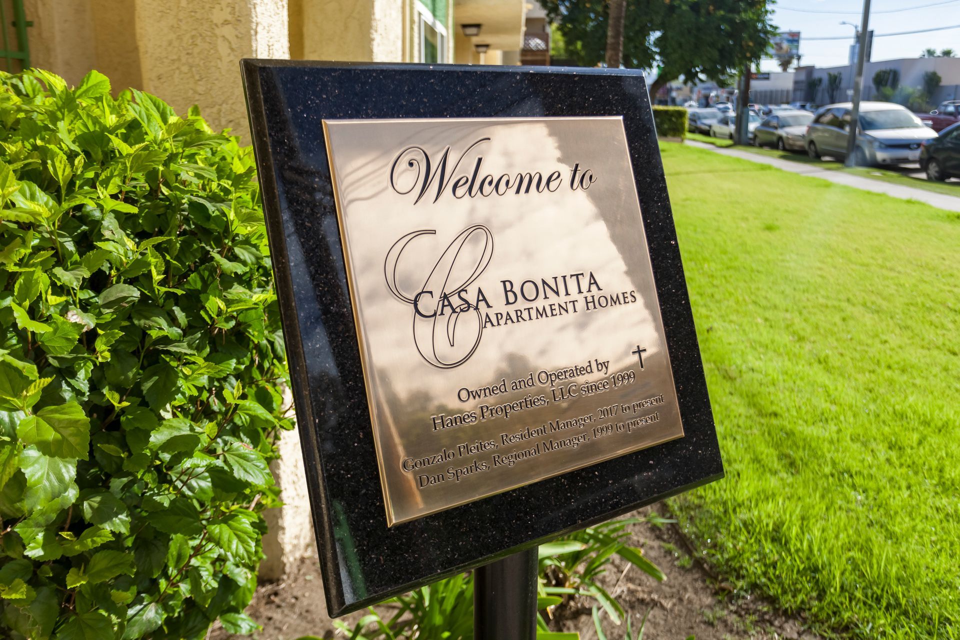 A sign that says welcome to casa bonita on it