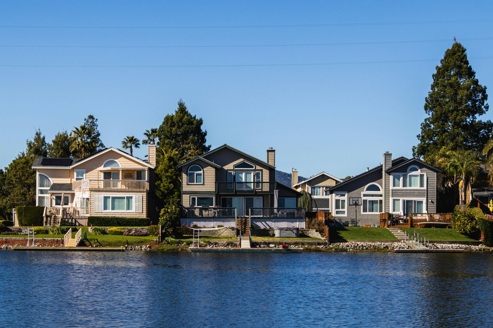 A row of houses on the shore of a lake