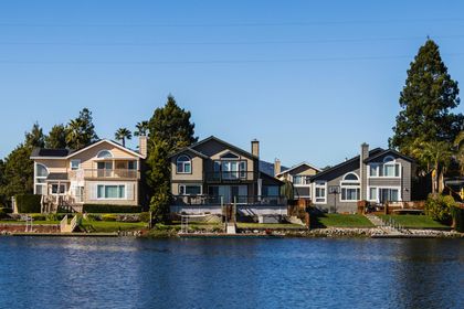 A row of houses on the shore of a lake