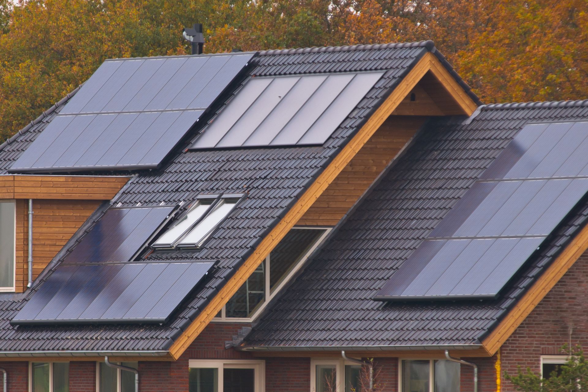 Ein Haus mit vielen Photovoltaikplatten auf dem Dach