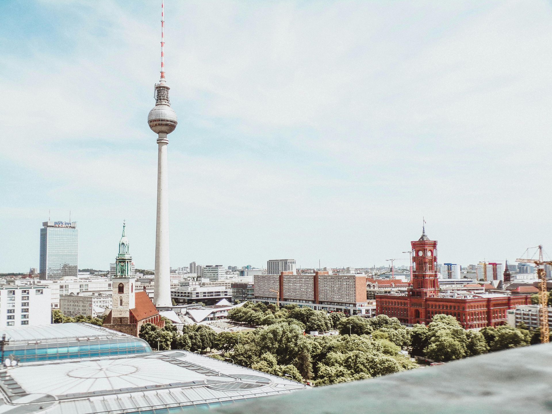 Mitten in der Stadt steht ein sehr hoher Turm.