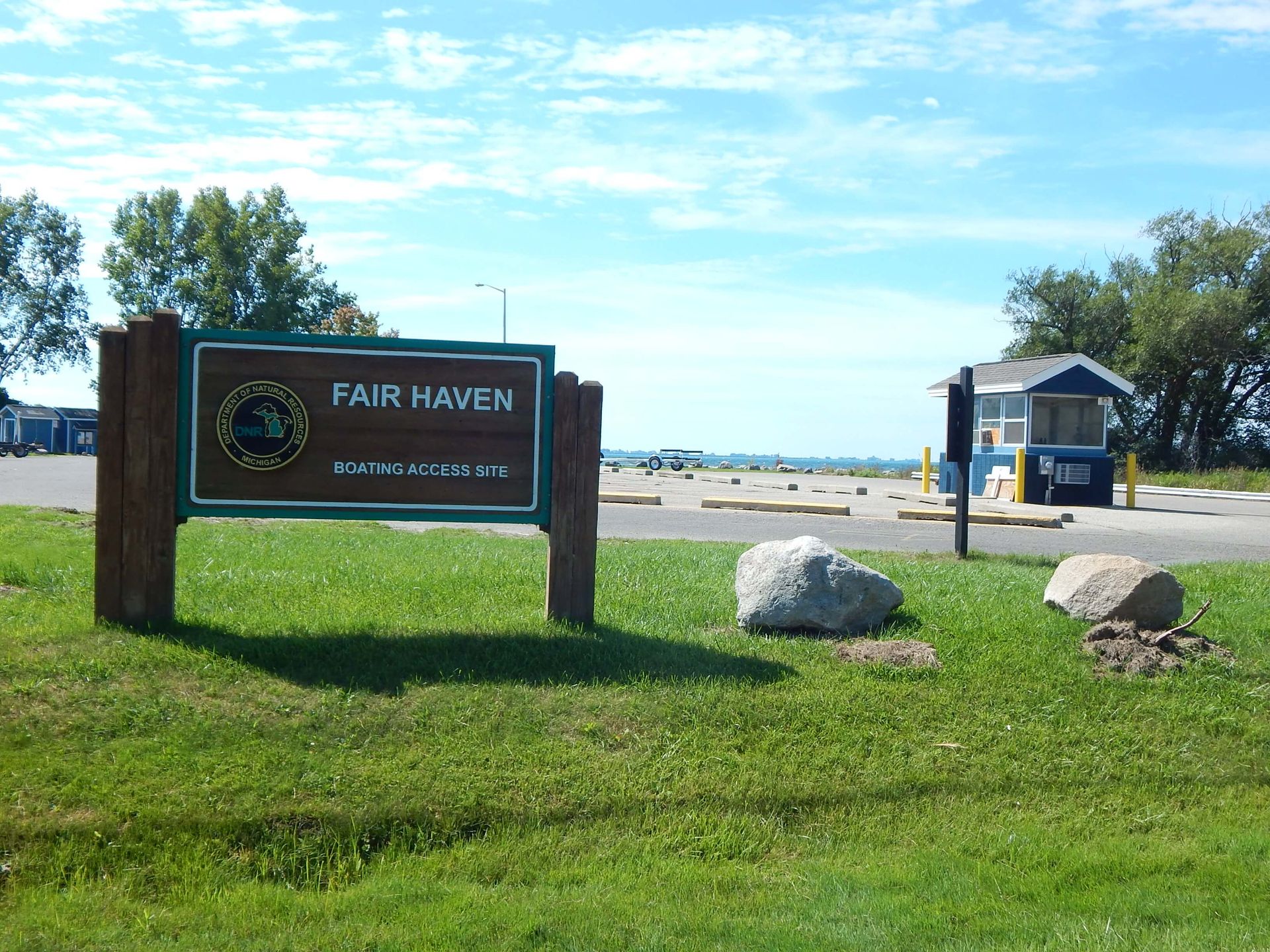 A sign that says fair haven on it