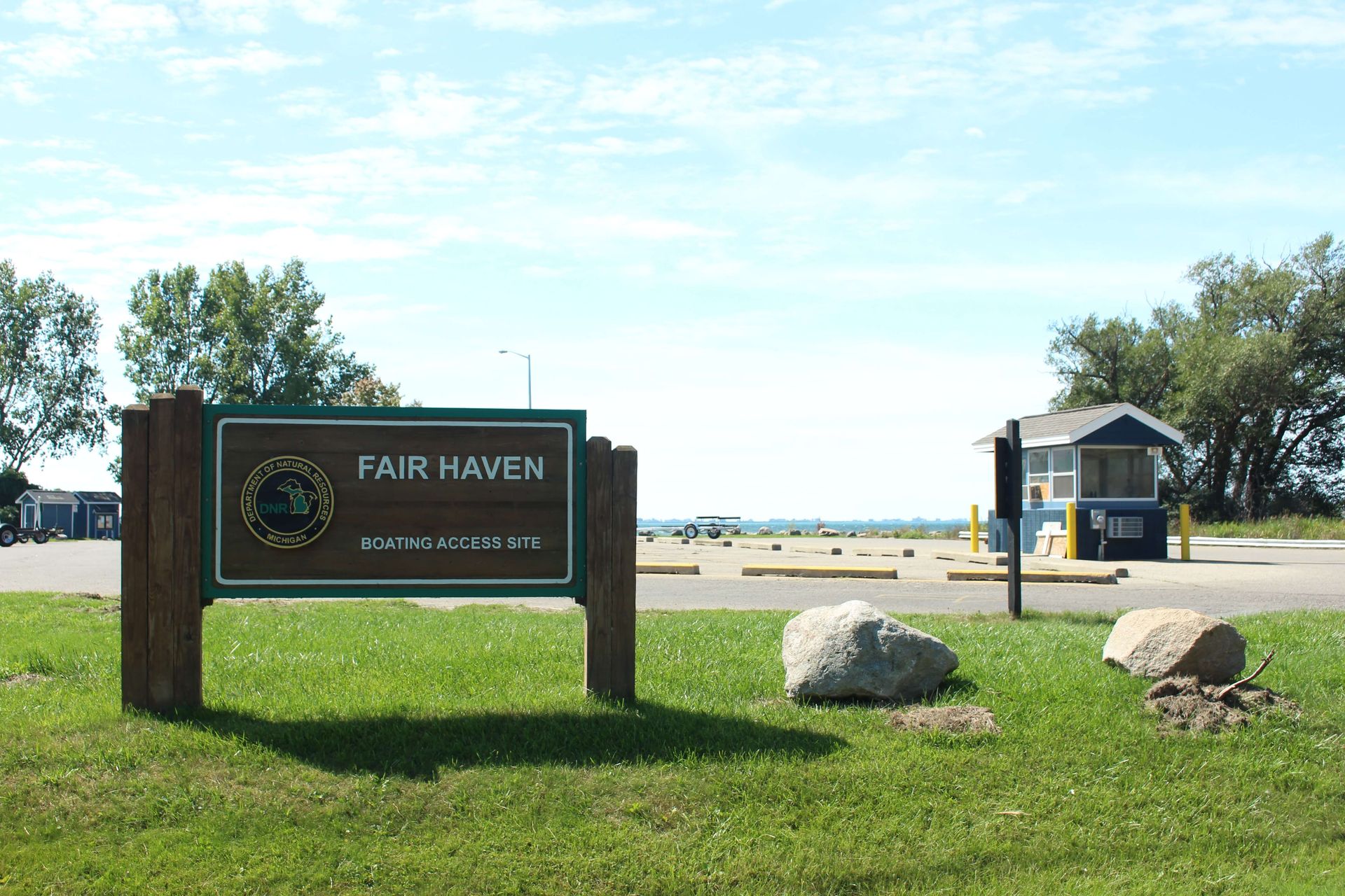 A sign that says fair haven on it