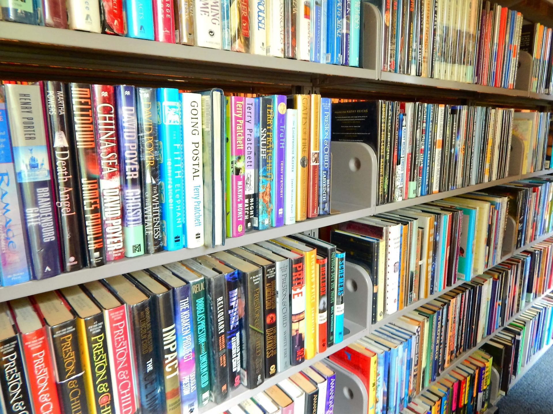A book shelf filled with books.