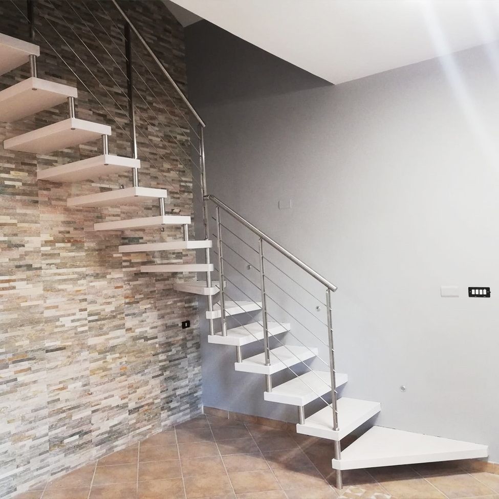 Scala a sbalzo con ringhiera