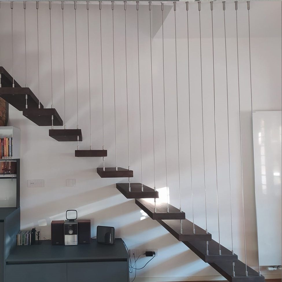 Scala a sbalzo con ringhiera