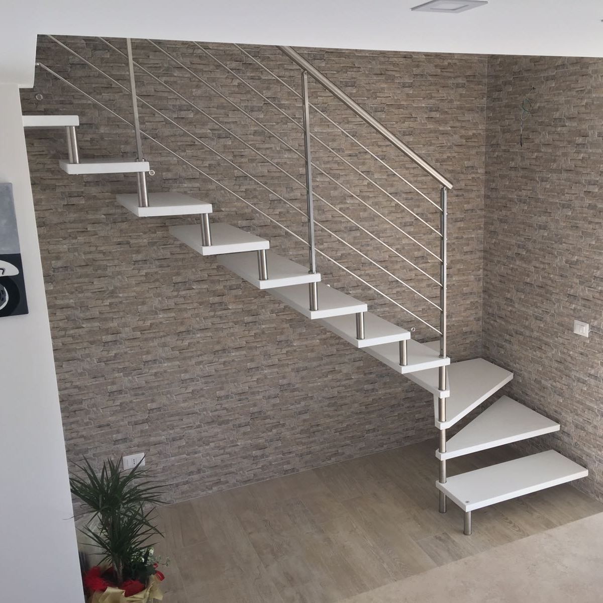 Scala a sbalzo con ringhiera