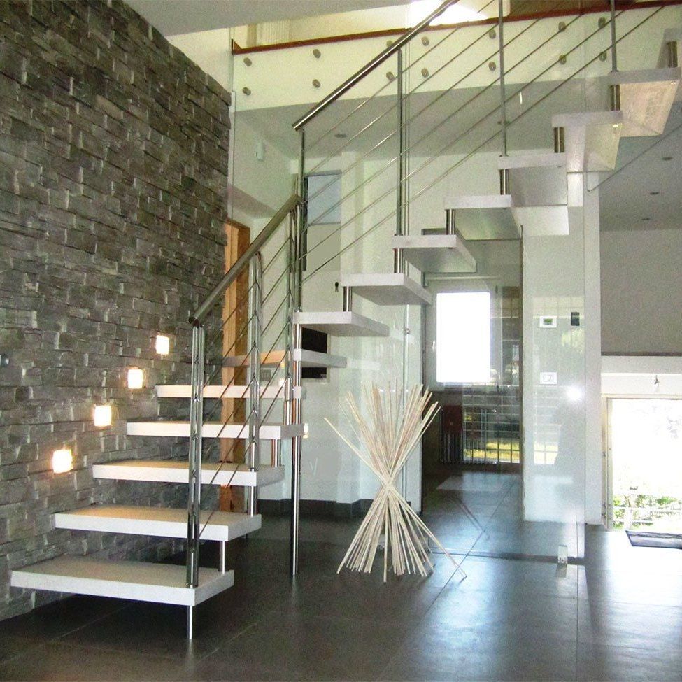 Scala a sbalzo con ringhiera