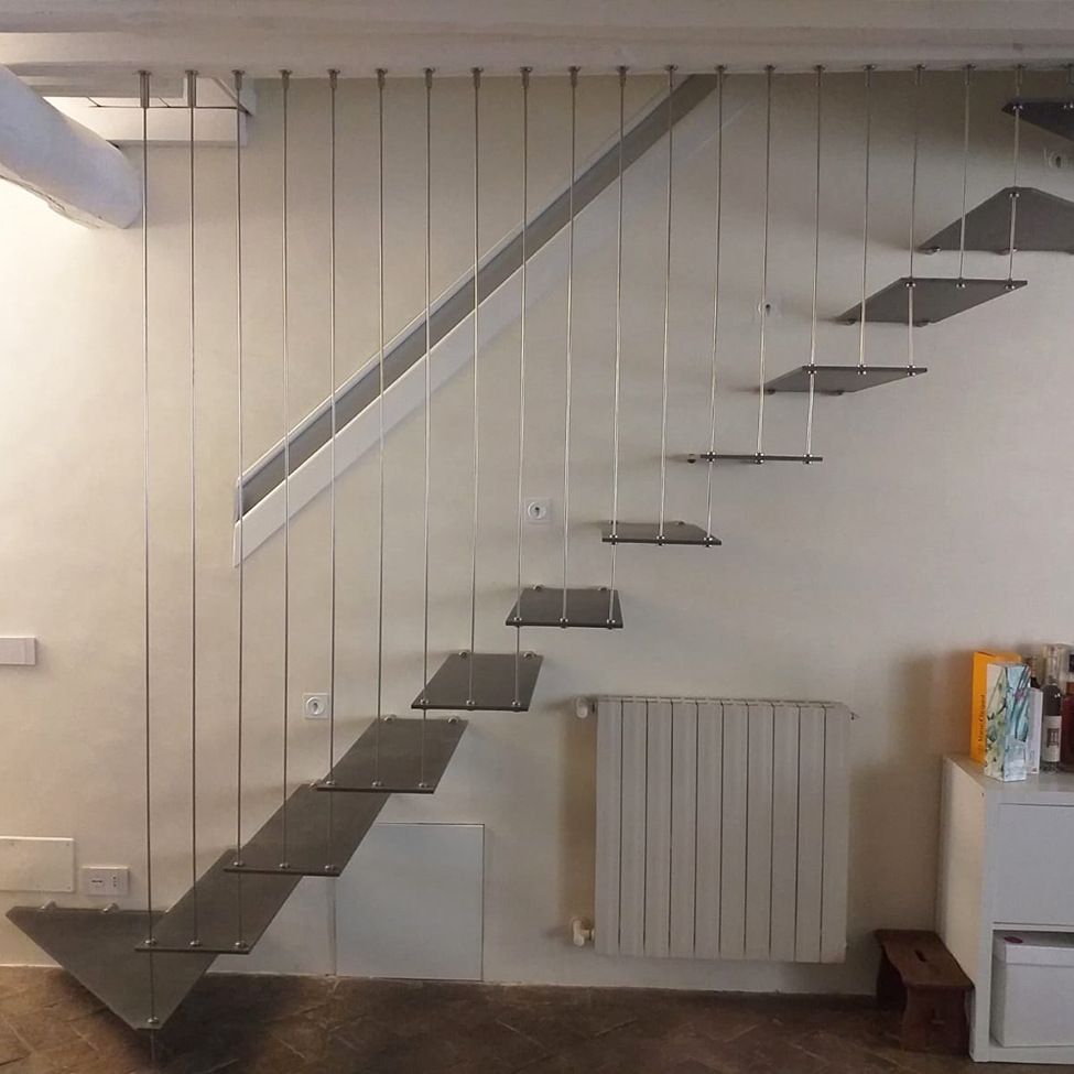 Scala a sbalzo con ringhiera