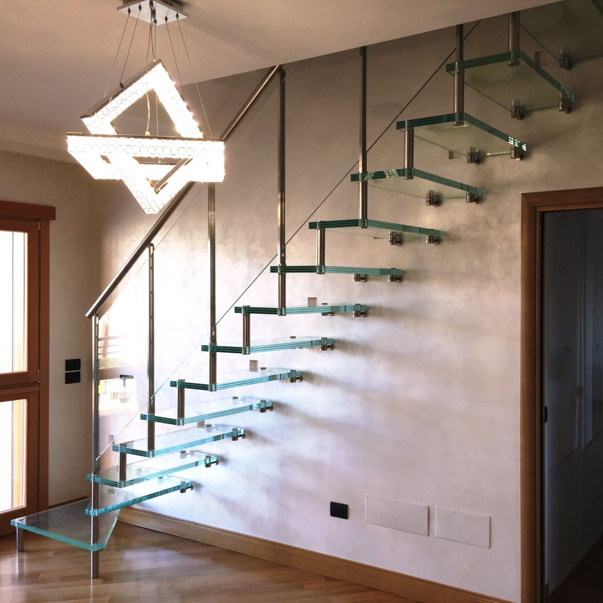 Scala a sbalzo con ringhiera