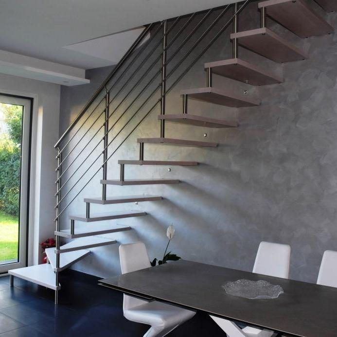 Scala a sbalzo con ringhiera